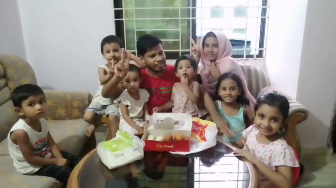 ⁣৫ ই আগষ্ট ২০২৪ পরিবারের ছোট সদস্যদের নিয়ে স্বাধীন বাংলাদেশের বিজয় উদযাপন করছেন আইনজীবী সাইফুল ইসলাম 
