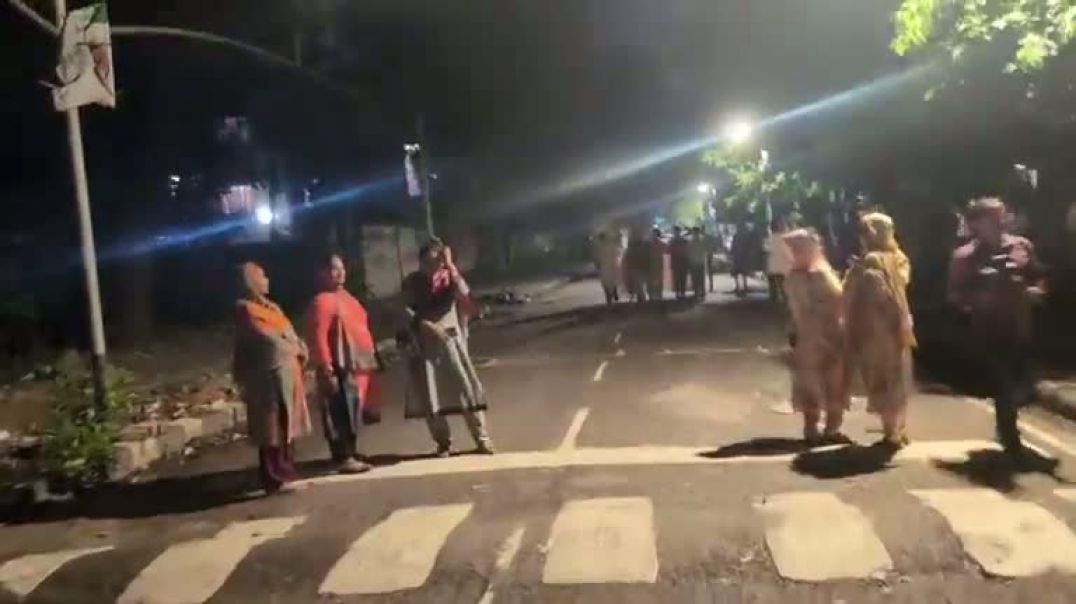 ⁣শেখ মুজিবের বাড়ির সামনে মুখোমুখি ছাত্রদল-ছাত্রশিবির