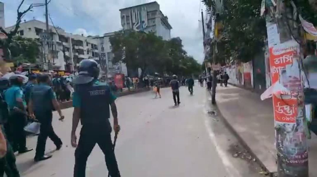 ⁣ফের উত্তেজনা, সিটি কলেজের শিক্ষার্থীদের সঙ্গে পুলিশের সংঘ-র্ষ