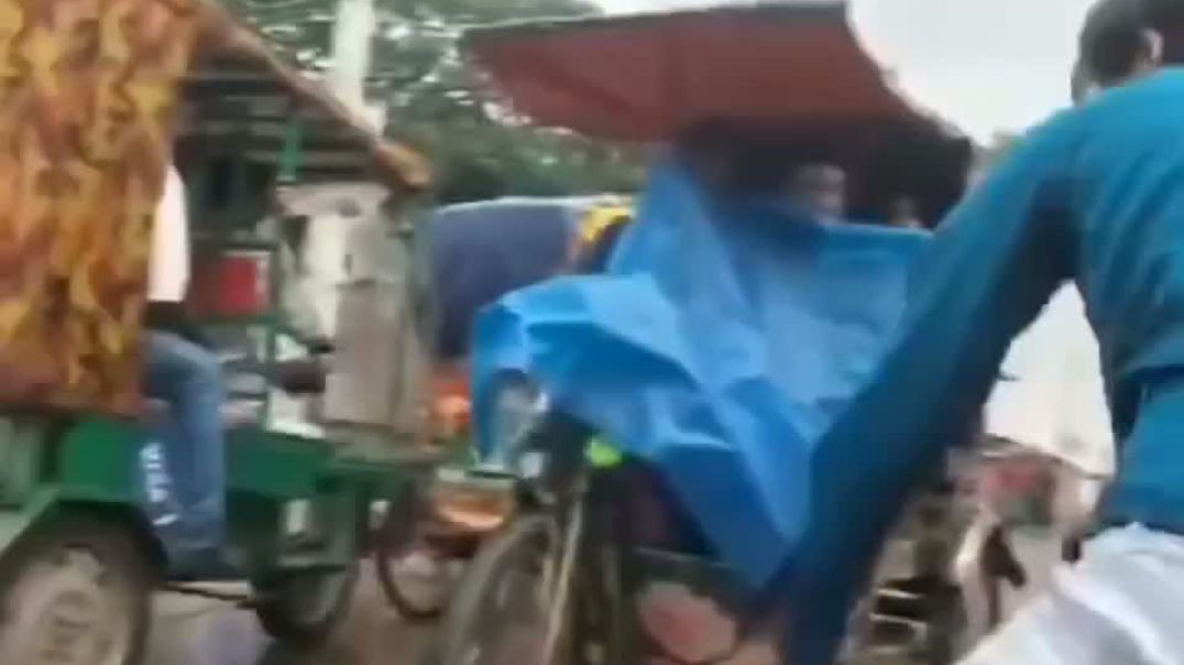 ⁣সিএনজি অটোরিকশা থেকে ৩০ থেকে ৪০ টাকা চাঁদা দাবির নিউজ করতে গিয়েছিলো সাংবাদিক আনোয়ার হোসেন। তাতেই চাঁ