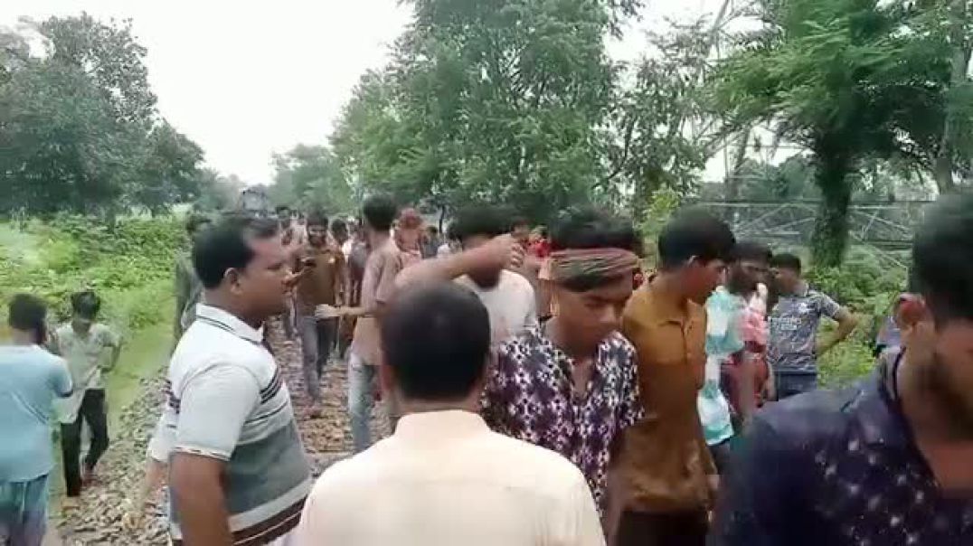 ⁣ডিভোর্সের কাগজ হাতে পেয়ে চলন্ত ট্রেনে ঝাপ দিয়ে আত্মহত্যা......