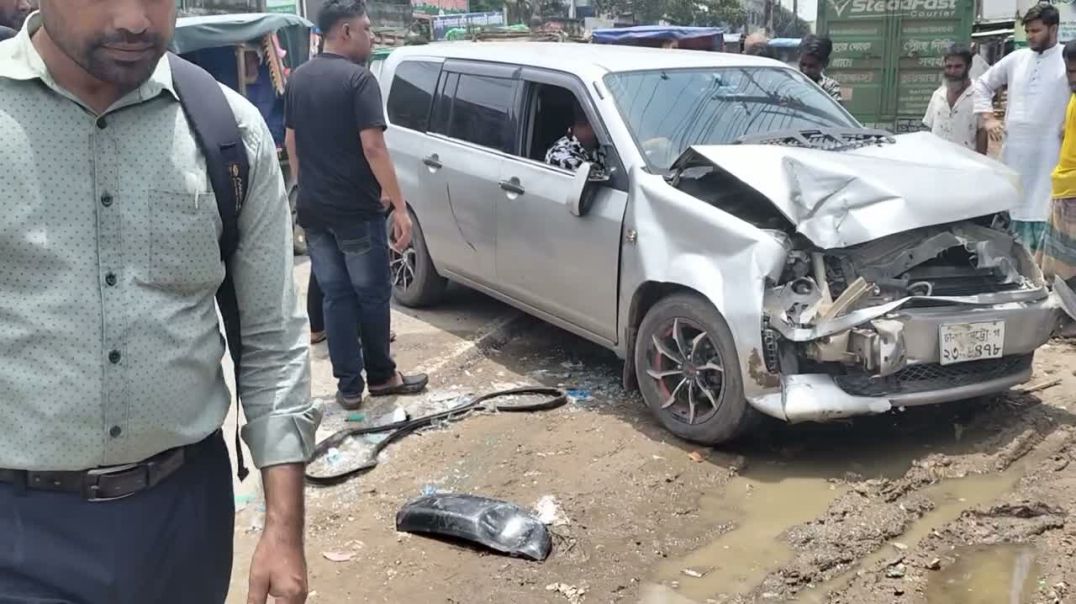 ⁣ভালুকা অক্সফোর্ড ইন্টারন্যাশনাল স্কুলের সামনে দূর্ঘটনা ।