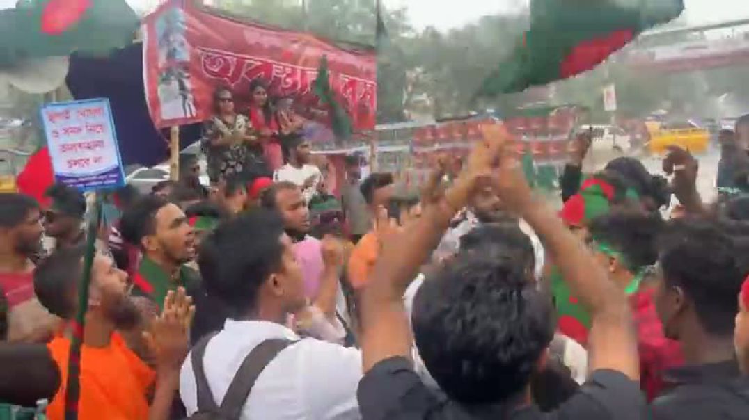 ⁣জুলাই যোদ্ধাদের আন্দোলন ঘিরে বৃষ্টির মধ্যে যা ঘটছে শাহবাগে