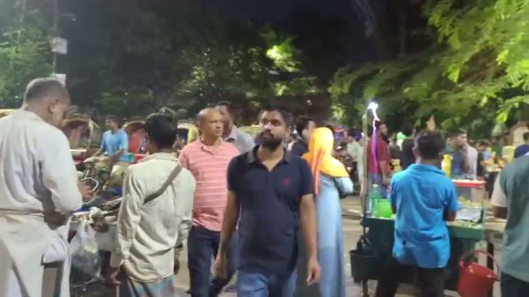 ⁣ধানমন্ডি ৩২ এ প্রামান্যচিত্র প্রদর্শনী, উৎসুক জনতার ভীড়