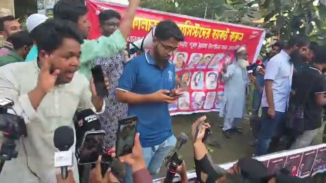 ⁣কালচারাল ফ্যাসিস্টদের ছবিতে জুতা নিক্ষেপ কর্মসূচি, টিএসসি থেকে