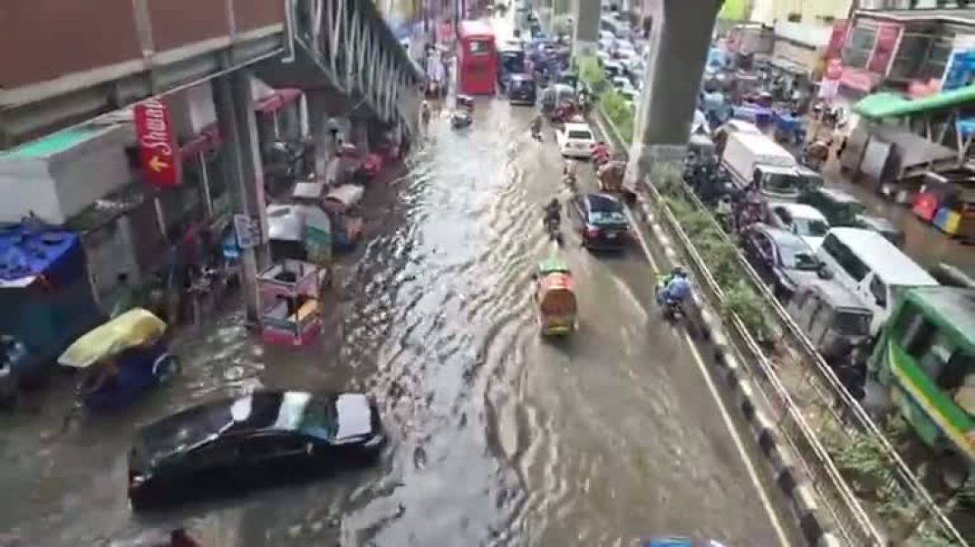 ⁣ভারী বর্ষণে রাজধানীতে হাঁটু পানি, ভোগান্তিতে নগরবাসী।
