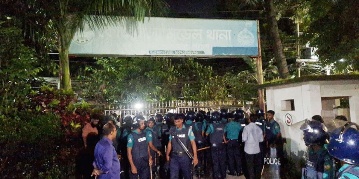 ‘ছাত্রলীগ নেতাকে’ ছাড়িয়ে নিতে ছয় ঘণ্টা থানা ঘেরাও, অতঃপর…..