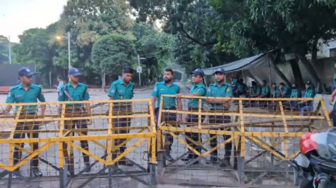 ⁣বন্ধ করে দেওয়া হয়েছে ধানমন্ডি ৩২ এর প্রবেশ পথ