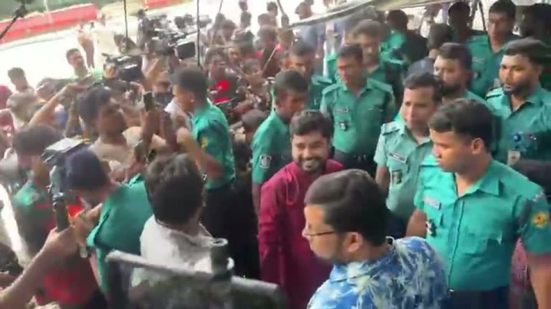 ⁣৪০০ টাকার ফুল নিয়ে বঙ্গবন্ধুর বাড়িতে, শেষে গণধোলাই ও গ্রেফতার রিকশাচালক !