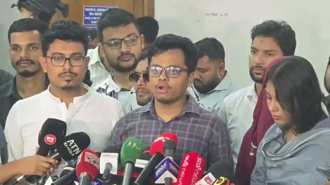 ⁣ডাকসু নির্বাচনের ফরম জমা দিয়ে কথা বলছেন শিবির নেতারা