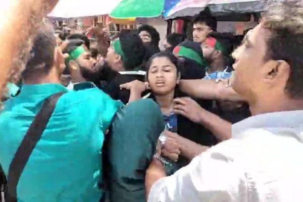 বরিশালে স্বাস্থ্য খাত আন্দোলনকারী শিক্ষার্থীদের পুলিশ আটক করে নিয়ে যাচ্ছে.....