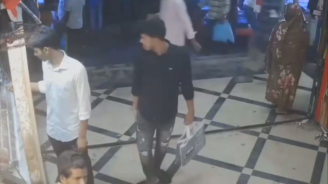 ⁣গাজীপুরের সাংবাদিক হ ত্যার ঘটনা দেখুন এতো এতো লোক দাঁড়ানো কেউ কিছু বলে না, প্রতিবাদ করে না!! আমরা অ