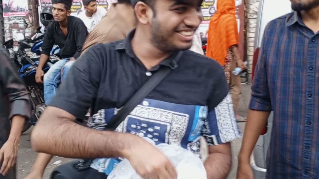⁣পঁনেরো আগস্টকে নাজাত দিবস ঘোষণা করে ধানমন্ডি বত্রিশের সামনে মিষ্টি বিতরণ
