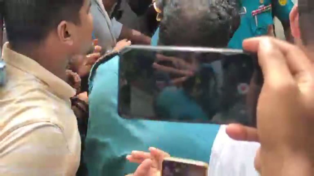 ⁣ধানমন্ডি-৩২ এ ফুল দিতে এসে পুলিশ জনতার বাধার শিকার আওয়ামী লীগ নেত্রী