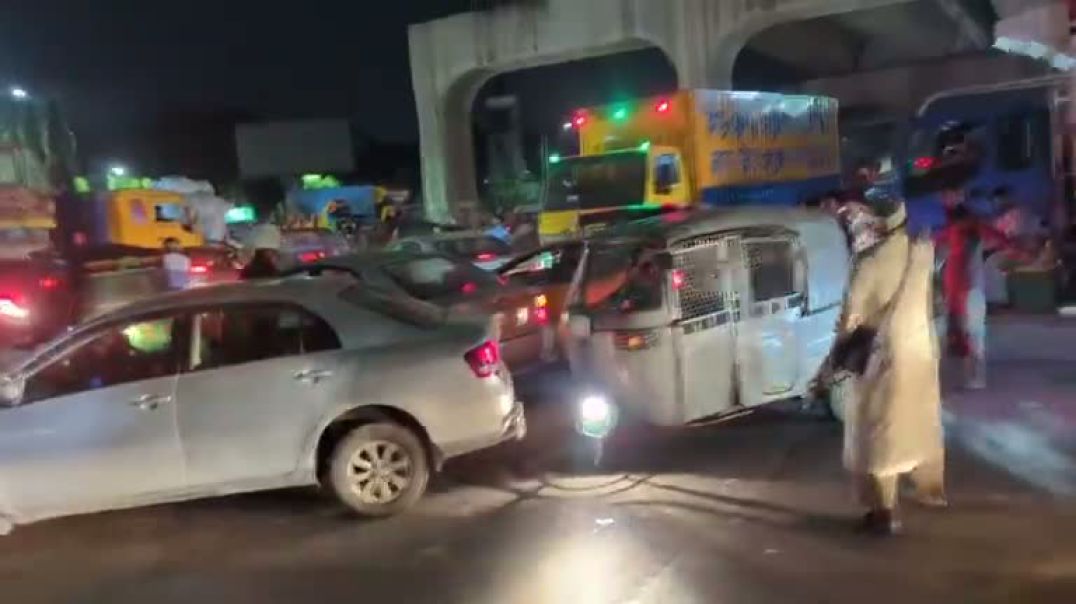 ⁣মধ্যরাতে রাস্তা বিশৃঙ্খল, নেই ট্রাফিক ব্যবস্থা