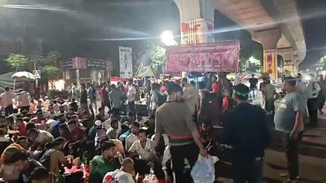⁣সরাসরি জুলাই ঘোষণাপত্র ও জুলাই সনদ বাস্তবায়নের দাবিতে ১৩ ঘণ্টা ধরে শাহবাগ মোড় অবরোধ করে রেখেছেন জুলা