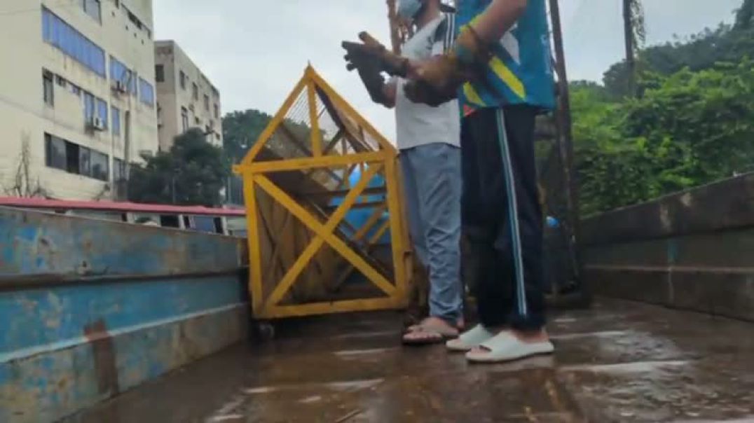 ⁣⁣শাহবাগ থেকে তুলে নিয়ে যাচ্ছে পুলিশি ব্যারিগেড সরাসরি