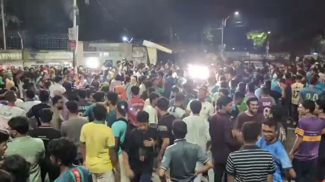 ⁣২০২৪ এর ১৪ জুলাইয়ের সেই মধ্যরাতের পুনরাবৃত্তি কি আবারও! স্লোগানে উত্তাল ঢাবি