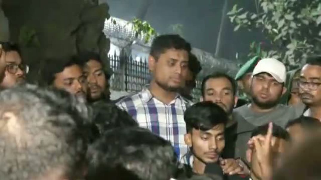 ⁣প্রধান উপদেষ্টার বাসভবনের সামনে কথা বলছেন হাসনাত আব্দুল্লাহ