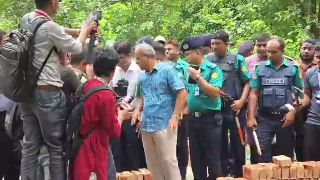 ⁣জুলাই শহীদদের গণকবর জিয়ারত করছেন স্বরাষ্ট্র উপদেষ্টা