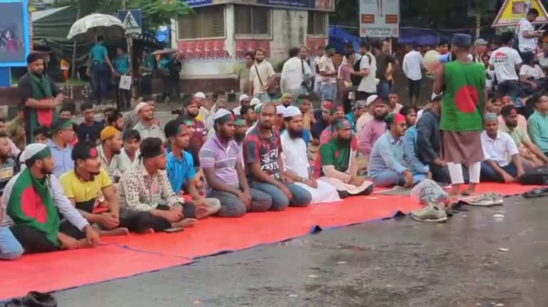 ⁣⁣রাস্তায় নামাজ আদায় করছেন জুলাই যোদ্ধারা, বৃষ্টিতে ভোগান্তির শিকার সাধারণ মানুষ সরাসরি
