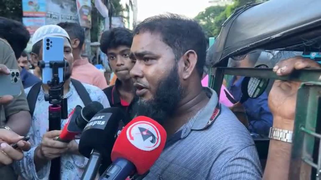 ⁣ধানমন্ডি ৩২-এ উৎসুক জনতার ভিড়, পুলিশের ব্যারিকেড