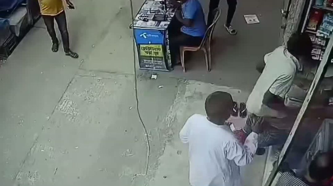 ⁣ভোলার দক্ষিণ আইচা বাসস্ট্যান্ডে প্রকাশ্যে থানা বিএনপির সাবেক সভাপতিকে কু*পিয়ে জ*খ*ম