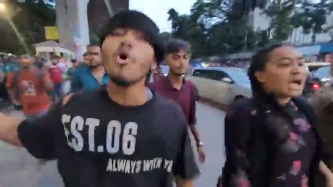 ⁣⁣শাহবাগে জুলাই যোদ্ধাদের দুই গ্রুপের সংঘর্ষ অ্যাকশনে পুলিশ