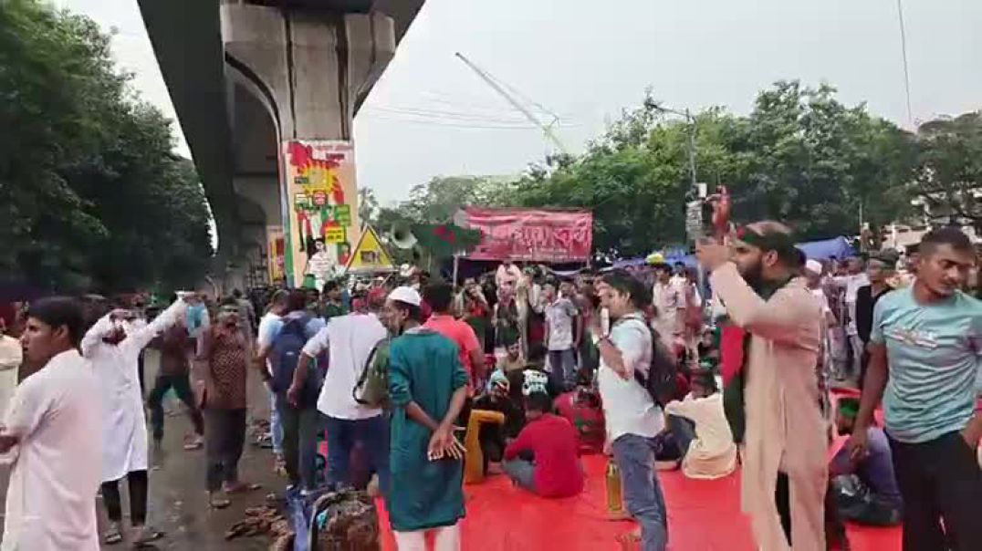 ⁣⁣সরাসরি দ্বিতীয় দিনের মতো শাহবাগে অবস্থান নিয়ে অবরোধ চালিয়ে যাচ্ছেন জুলাই যোদ্ধারা