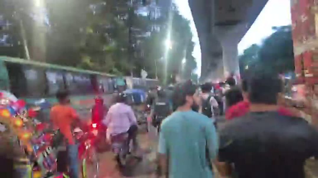 ⁣শাহবাগে আন্দোলনকারীদের সরিয়ে দিচ্ছে পুলিশ