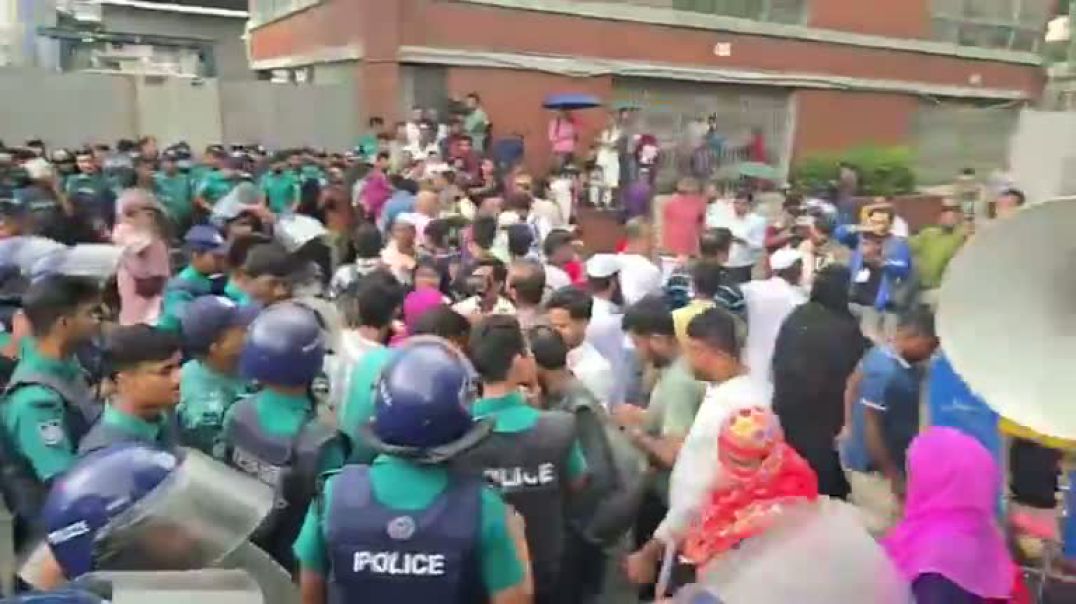 ⁣আইন উপদেষ্টার পদত্যাগের দা'বিত সচিবালয়ের সামনে অবস্থান,