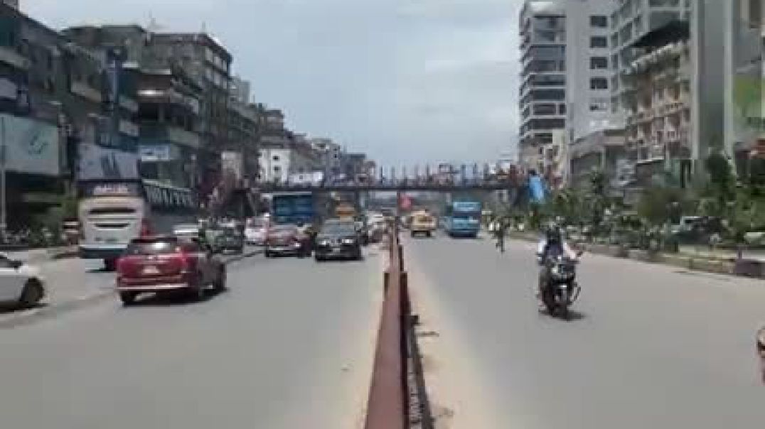 রাজধানীর উওরা জসিমউদদীন এলাকায় মরণ ফাদ,এই রোড ডিভাইডার, এ যেন দেখার কেউ নেই