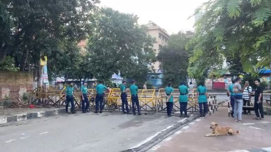 ⁣ধানমন্ডি ৩২ ঘিরে কঠোর অবস্থানে পুলিশ যা দেখা যাচ্ছে