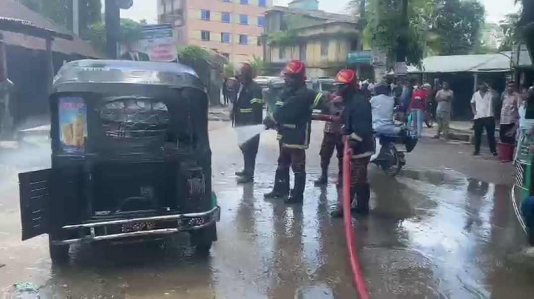 ⁣আনোয়ারায় চলন্ত সিএনজিতে আগুন