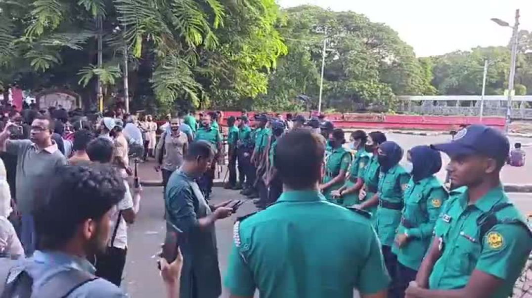 ⁣ধানমন্ডির ৩২ নম্বর সড়কের দুপাশে ব্যারিকেড, বর্তমান পরিস্থিতি