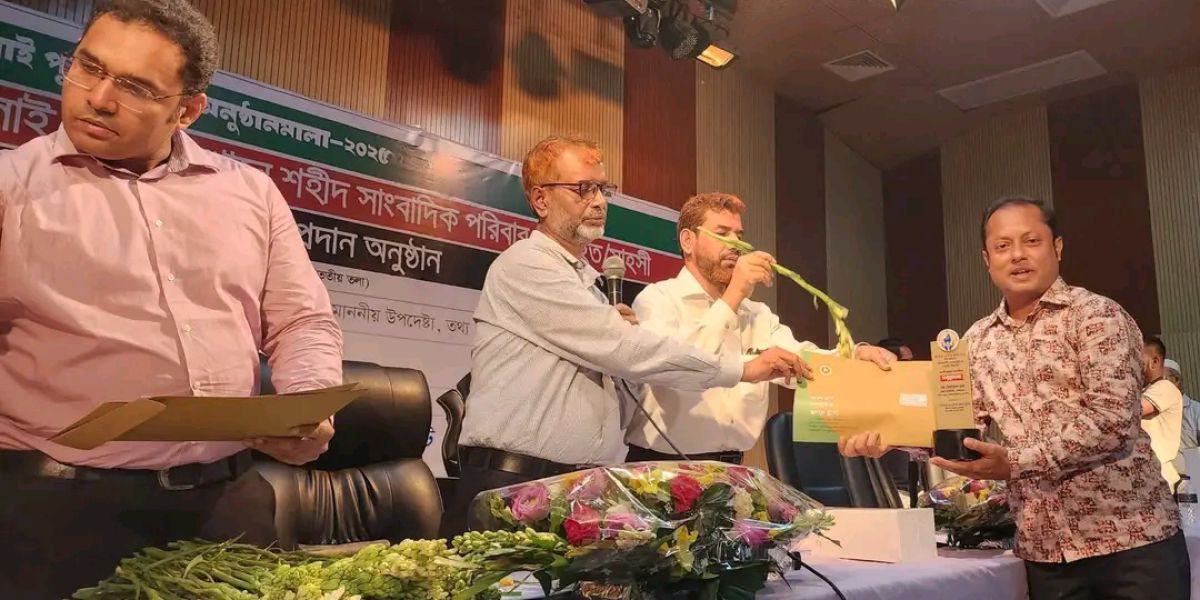 সাহসী সাংবাদিকতায় জাতীয় স্বীকৃতি পেলেন বান্দরবানের সাংবাদিক মিনারুল হক..