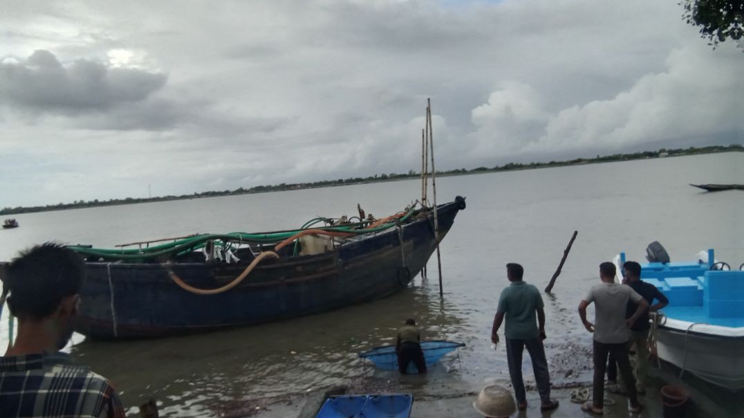 ⁣অবৈধ বালু উত্তোলনকালে আসামি সহ ট্রলার আটক ভ্রাম্যমানে পঞ্চাশ হাজার টাকা জরিমানা