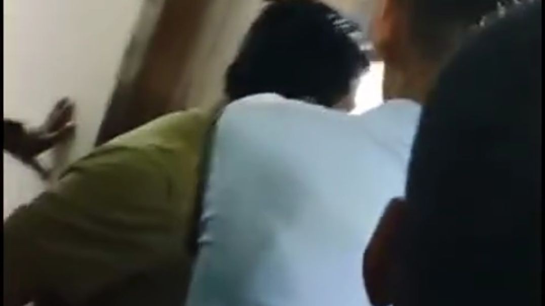 ⁣সাংবাদিকদের গাড় ধাক্কা দিয়ে থানা থেকে বের করলেন চট্টগ্রামের ডাবল মুড়িং থানার ওসি। ভিডিওতে বিস্তারিত 